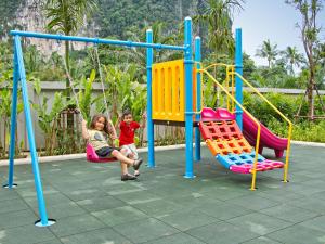 ibis Styles Krabi Ao Nang的儿童游玩区