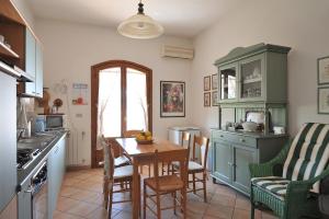 una cucina con tavolo e sedie in una stanza di The Dream House in Sardinia a Bari Sardo