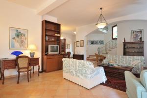 un soggiorno con divano, sedie e tavolo di The Dream House in Sardinia a Bari Sardo