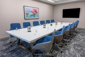 a conference room with a large table and chairs at Hilton Garden Inn Sioux Falls South in Sioux Falls +51 photos