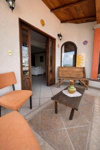 a living room with a bench and a table at Entre el sol y la luna in Taxco de Alarcón