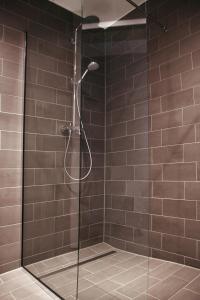 a shower with a glass door in a bathroom at Hotel Stadt Balingen in Balingen