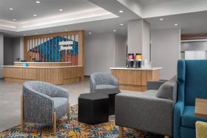 a waiting room with two chairs and a counter at Hampton Inn By Hilton Clanton in Clanton +25 photos