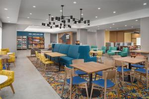 a waiting room with tables and chairs at Hampton Inn By Hilton Clanton in Clanton
