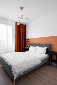 a bedroom with a large bed with white sheets at Sika Platinum Apartment - cazare premium Arad - self check-in in Arad