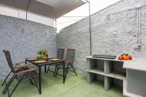 a dining room with a table and chairs at Veli Lošinj Old Town Apartments in Veli Lošinj