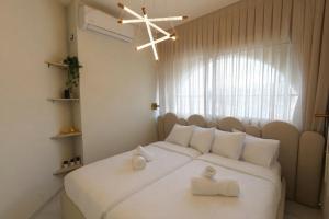 a bedroom with a white bed with two towels on it at ירושלים a in Safed