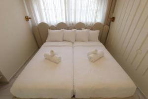 two towels on a bed in a room at ירושלים a in Safed