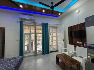 a room with a bed and a table and a dining room at Greenvalley Homestay in Rāipur