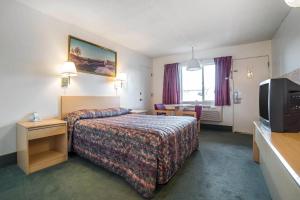 Кровать или кровати в номере Rodeway Inn Boardman - Hermiston