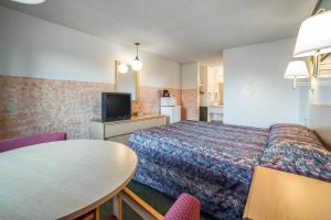 Телевизор и/или развлекательный центр в Rodeway Inn Boardman - Hermiston