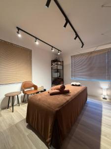 a bedroom with a large bed and a chair at 宿andFanハマハマ in Meinohama