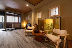 a waiting room with chairs and a mirror at Ryokan Suzuri 旅館 すずり in Tokyo