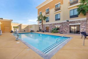 a swimming pool in front of a building at Comfort Suites Blythe in Blythe