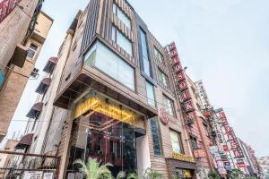 een hoog gebouw met een bord aan de zijkant bij Hotel Gold Souk - Karol Bagh in New Delhi