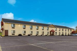a large tan building with a parking lot at Econo Lodge Inn & Suites Yankton in Yankton