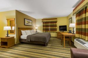 a hotel room with a bed and a desk at Econo Lodge Inn & Suites Yankton in Yankton