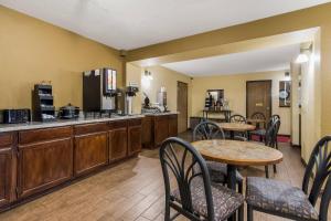 a kitchen and dining room with tables and chairs at Econo Lodge Inn & Suites Yankton in Yankton