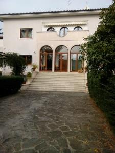 un grande edificio bianco con scale e finestre di Villa Osmanthus a Vicenza