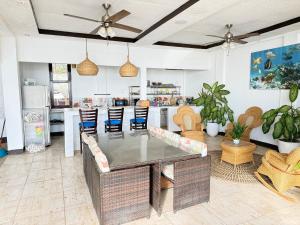 a dining room with a table and chairs at Casa villa del mar 2 in Miramar