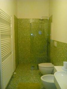 e bagno con doccia, servizi igienici e lavandino. di Villa Osmanthus a Vicenza