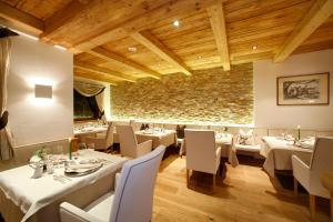 Reštaurácia alebo iné gastronomické zariadenie v ubytovaní Savoy Dolomites Luxury & Spa Hotel