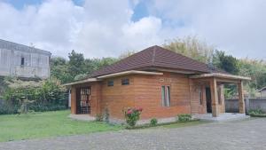 a small wooden house with a roof at Villa Bella Sembalun in Sembalun Lawang