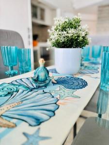 a table with a blue table cloth and a vase on it at Suite Acapulco vista al mar in Acapulco