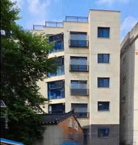 an apartment building with a house in front of it at Seoul 3R,4B,2BA,All rooms AC, 지하철도보5분, 동대문15분, 명동25분, 이태원,성수,서울역 30분 in Seoul