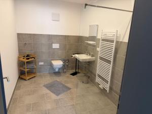 a bathroom with a sink and a toilet at Ferienwohnung -Alte Backstube- in Hadamar