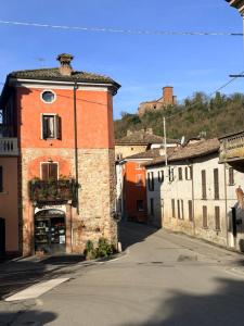 an empty street in a town with buildings at Ampio appartamento centro storico - Famiglie in Montalto Pavese