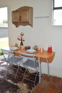 einen Holztisch und Stühle in einem Zimmer mit einem Tisch in der Unterkunft Crockers Farm in Dorking