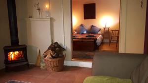 sala de estar con cama y chimenea en Crockers Farm en Dorking