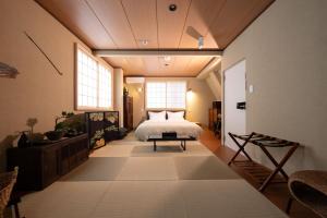 a large bedroom with a bed and a window at Ryokan Suzuri 旅館 すずり in Tokyo