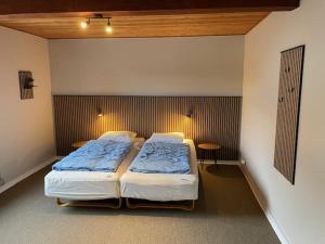 a bedroom with two beds and a table at Marskferie Tønder in Tønder
