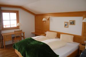 Postel nebo postele na pokoji v ubytování Hotel Schöne Aussicht
