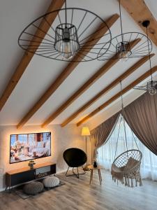 a living room with a ceiling with wooden beams at QUEEN’S HEART GUESTHOUSE in Bran