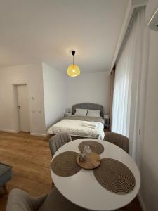 a living room with a table and a bed at Arya Thermalis in Baile Felix
