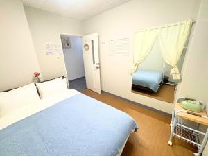 a hospital room with a bed and a window at Magokoro House 202 in Nishiizu