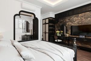 a bedroom with a large bed and a mirror at Đại Cồ Việt Hotel Ninh Bình in Kỳ Vĩ
