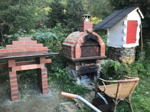 a brick oven sitting next to a table and a chair at Chata filozofa pod Policą in Skawica