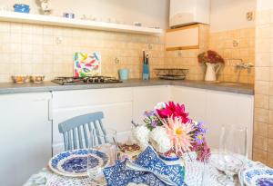 a kitchen with a table with blue and white plates and flowers at Apartament Fajansowy in Kazimierz Dolny