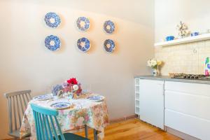 a kitchen with a table with plates on the wall at Apartament Fajansowy in Kazimierz Dolny