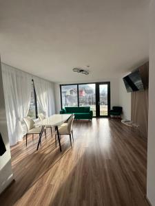 a living room with a table and a green couch at Casa Montwis in Brezoi