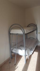 Ein Etagenbett oder Etagenbetten in einem Zimmer der Unterkunft Casa Vacanze Capoterra