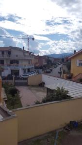 Blick auf eine Stadt mit Gebäuden und einer Straße in der Unterkunft Casa Vacanze Capoterra in Capoterra