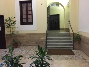 un corridoio di una casa con una porta nera di San Pietro Loft a Roma