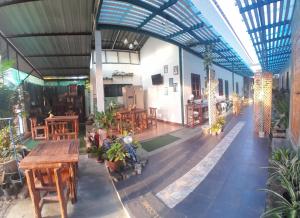an overhead view of a restaurant with tables and chairs at บ้านอังกาบ Aungkab homestay in Ban Muang Len +14 photos