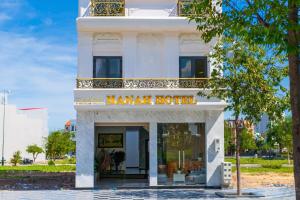a large white building with a haraj house at Hanah Hotel Phan Thiet in Phan Thiet