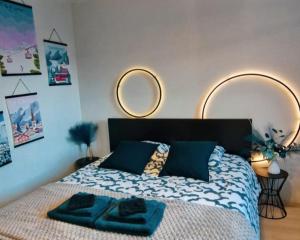 a bedroom with a bed with two towels on it at Escale Alpine Appartement moderne avec parking proche Annecy et ski in Ugine
